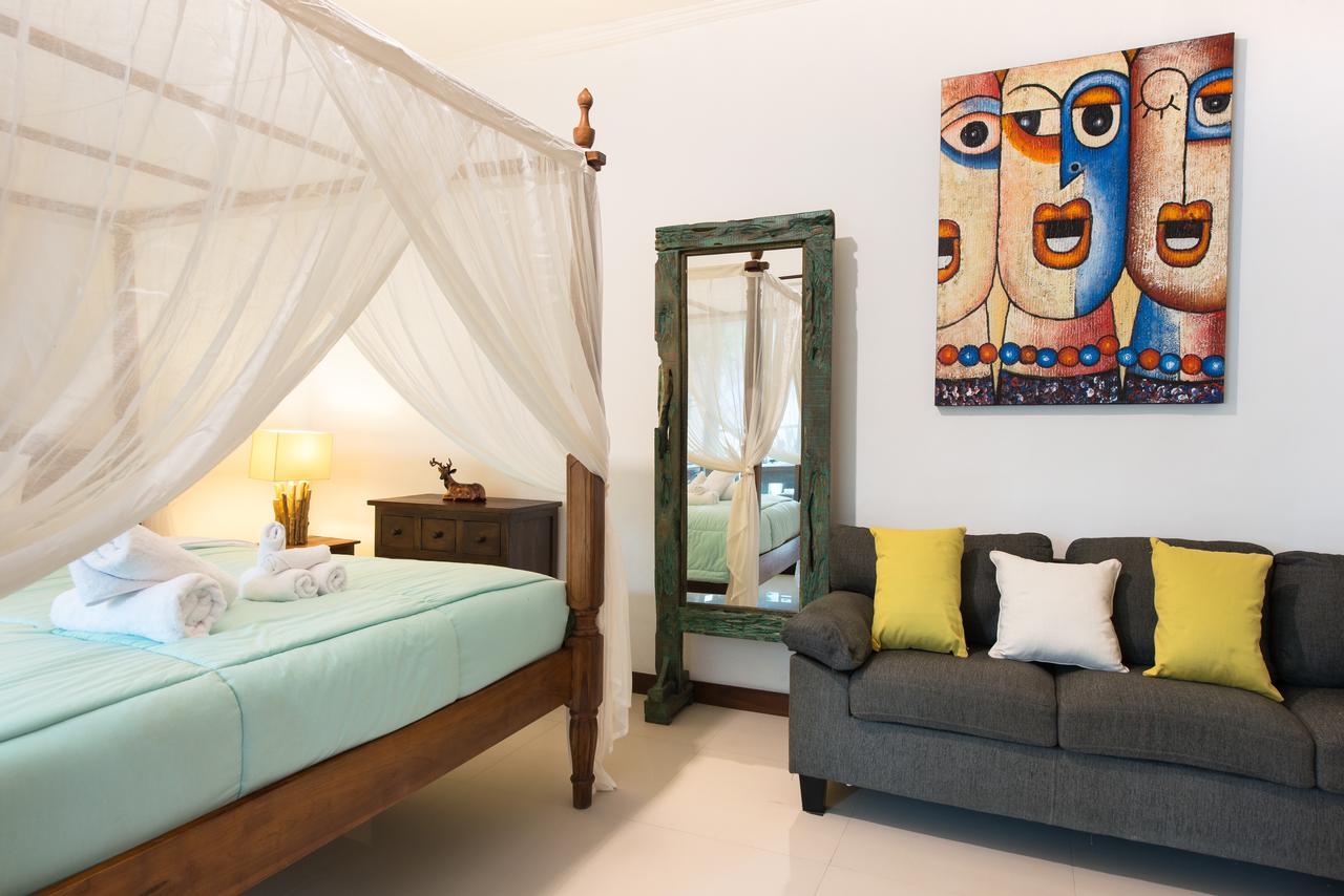 Dewi * Seminyak (Bali)